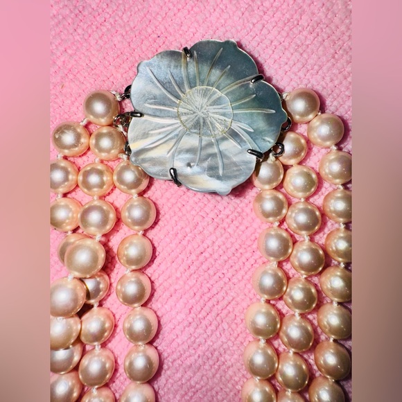 Elegant FAUX 3 strand FAUX Pearl Necklace W Mother of pearl Floral Clasp - Picture 3 of 6